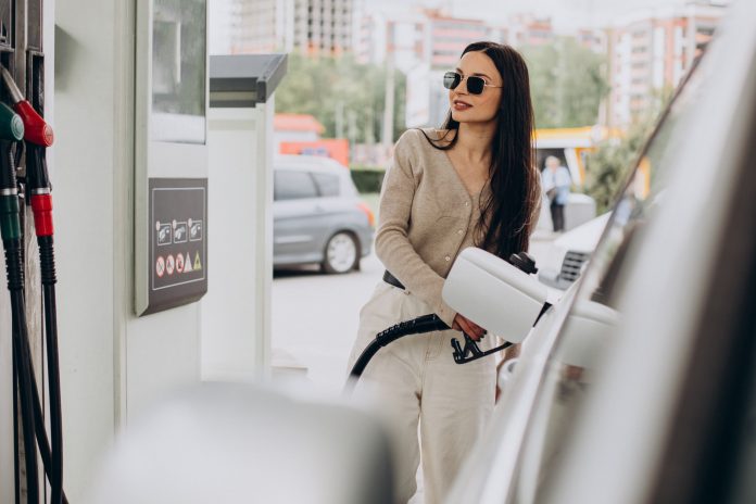Business gas cards have cashback policies and allow users to collect redeemable points, helping small-business owners reduce fuel costs. 