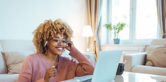 6 ways to juggle a side hustle when you have a full-time job Juggling a side hustle when you have a full-time job can be challenging. It requires discipline, focus, and hard work to keep up with both.